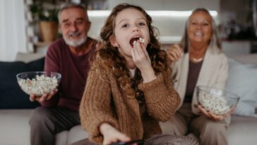 this-small-habit-is-spreading-fast,-and-it’s-changing-how-we-follow-stories