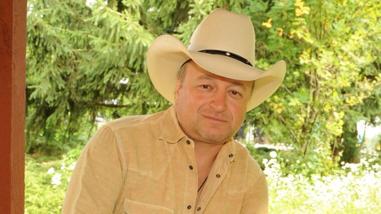 country-singer-mark-chesnutt-says-alcoholism-‘almost-killed’-him,-admits-he-drank-a-handle-of-vodka-a-day