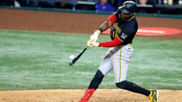 two-freak-plays-in-one-mlb-night-leaves-announcers,-fans-stunned