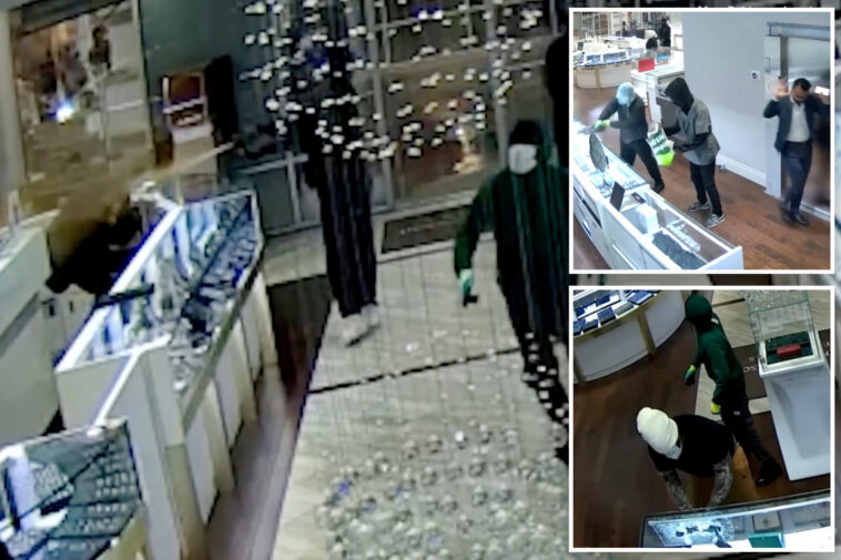 moment-hammer-wielding-masked-thieves-raid-texas-jewelry-store-in-‘mob-style’-hit