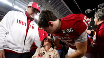 fernando-mendoza-is-skipping-nfl-draft-to-be-with-his-mom,-who-has-ms