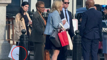 karen-bass-caught-doing-the-unthinkable-during-trump-visit