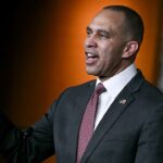 ‘lame-duck’:-jeffries-rips-desantis-after-florida-invitation-as-redistricting-fight-heats-up