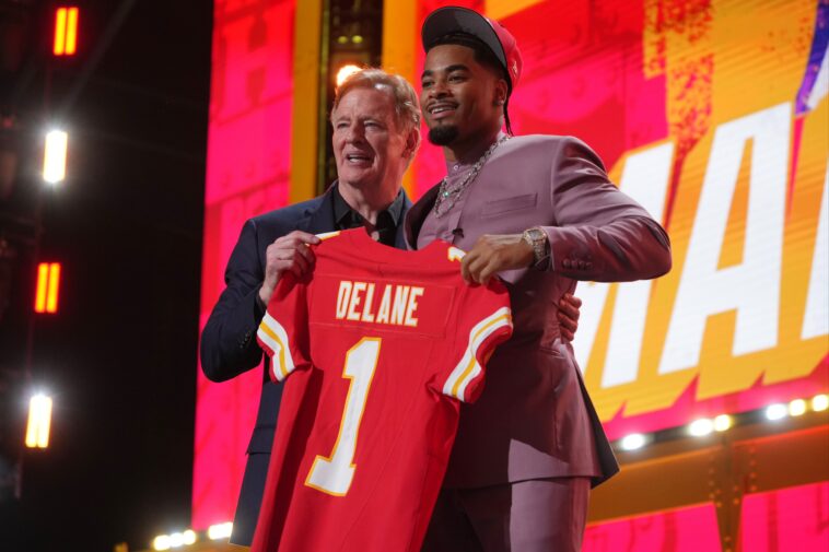 chiefs-make-huge-trade-up-in-2026-nfl-draft-for-mansoor-delane