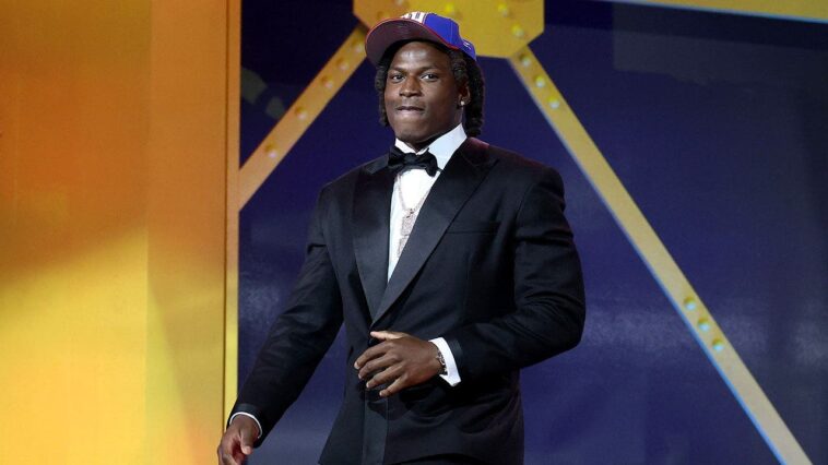 giants-use-top-10-picks-on-ohio-state’s-arvell-reese,-miami’s-francis-mauigoa-in-2026-nfl-draft