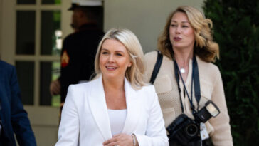 karoline-leavitt-holds-last-gaggle-before-leave:-‘i’m-about-ready-to-have-a-baby-any-minute!’