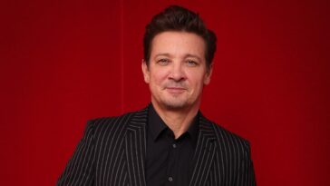jeremy-renner-leans-on-hyperbaric-treatments,-peptide-therapy-in-intense-recovery-after-38-broken-bones-at-55