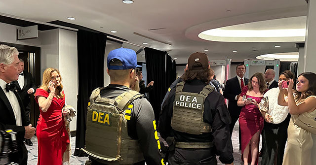 report:-alleged-white-house-correspondents-dinner-attacker-bought-guns-legally