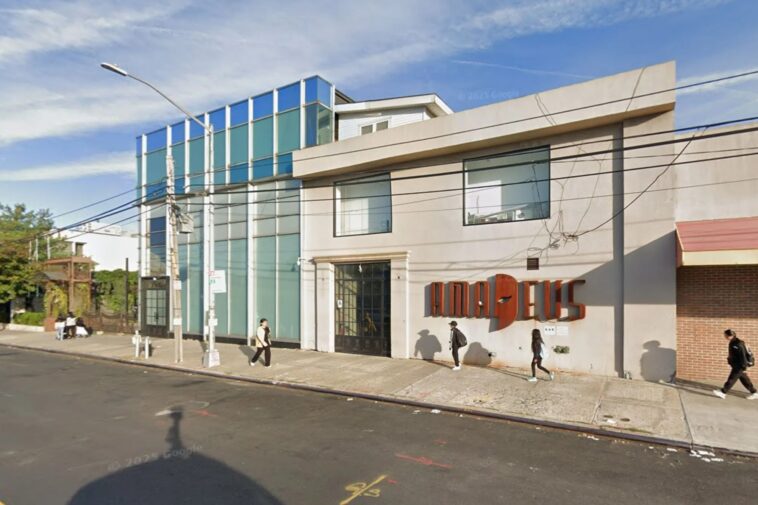 bullets-fly-at-notorious-nyc-night-club-as-4-people-hit-by-gunfire:-cops