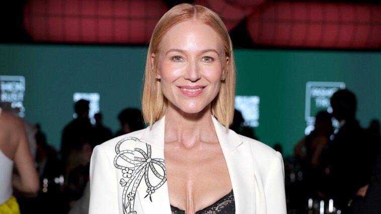 jewel-says-off-grid-alaska-upbringing-without-electricity-or-running-water-kept-her-grounded