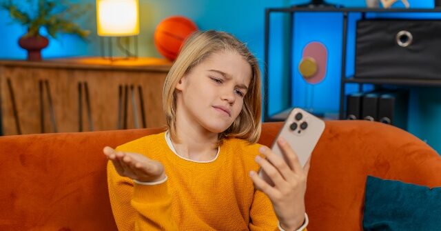 research:-ai-chatbots-encourage-harmful-behavior-by-sucking-up-to-users