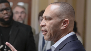hakeem-jeffries-attacks-karoline-leavitt,-defends-‘maximum-warfare’-promise-before-assassination-attempt-of-trump