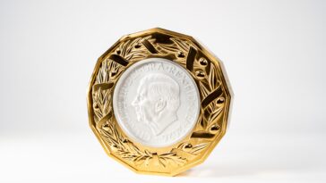 uk-gives-us-commemorative-coin-to-mark-250-years-of-independence-ahead-of-royal-visit
