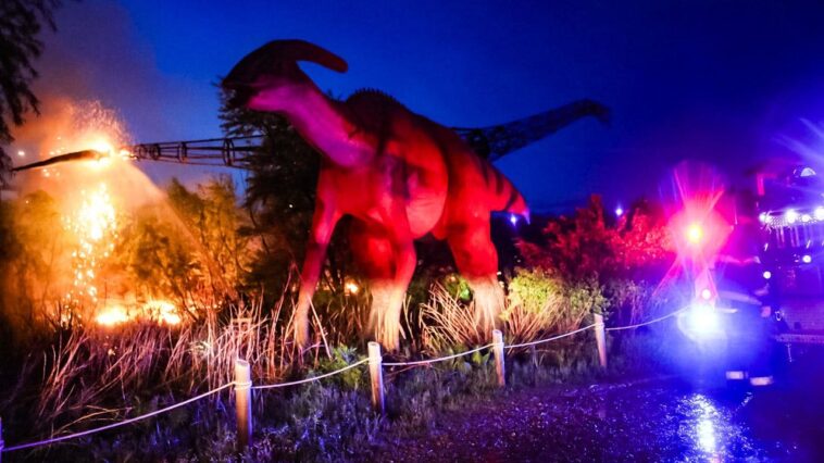 lightning-strike-turns-100-foot-dinosaur-into-raging-fireball,-stunning-onlookers