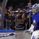 sabres-fans-jump-in-as-anthem-singer’s-mic-craps-out-during-‘o,-canada’