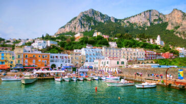 stunning-italian-island-imposes-steep-penalties-to-stop-aggressive-street-tactics-used-on-tourists
