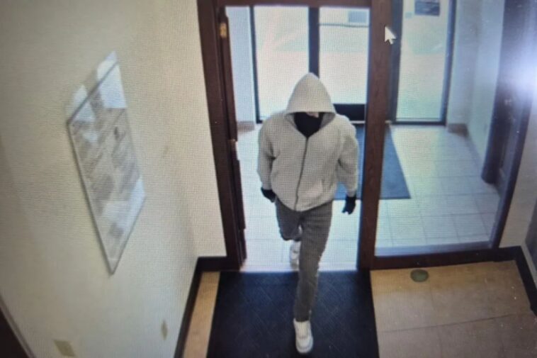 2-us-bank-employees-fatally-shot-in-robbery-in-kentucky-—-as-police-launch-manhunt-for-suspect