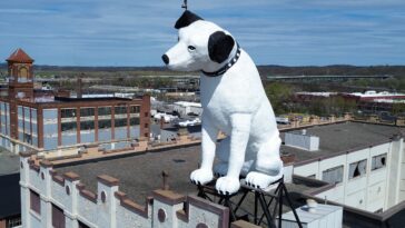 future-of-beloved-28-foot-tall-dog-statue-named-‘nipper’-on-a-ny-warehouse-is-up-in-the-air