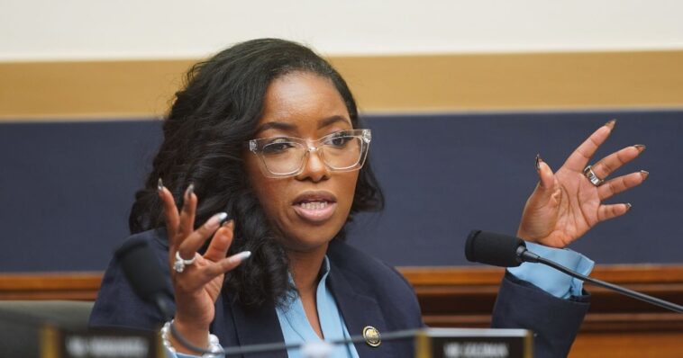 watch:-jasmine-crockett-claims-she’s-one-of-the-most-‘powerful’-people-in-the-country,-slams-those-not-‘on-the-same-level’