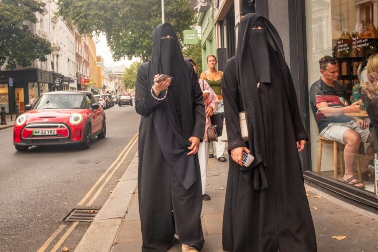 lleida-pushes-fines-of-up-to-750-euros-for-wearing-the-burka-in-public-spaces-under-a-civic-conduct-and-security-ordinance