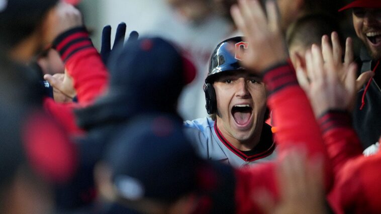 guardians-fan-robs-young-girl-of-home-run-ball,-issues-public-apology-in-viral-moment