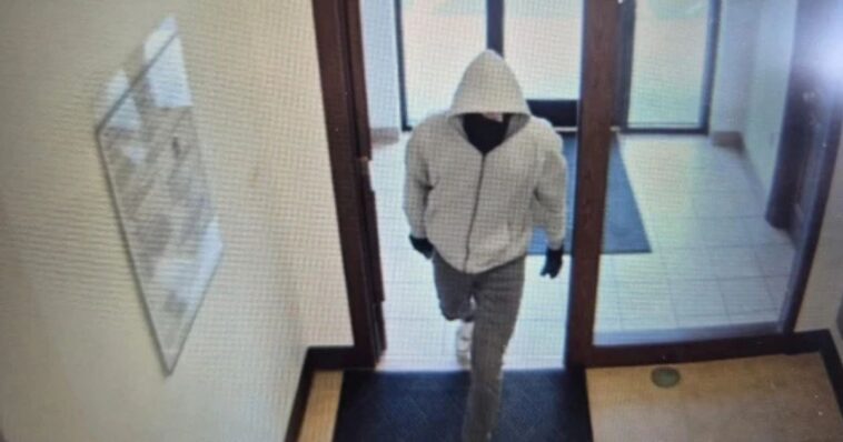 manhunt-underway-after-2-employees-shot,-killed-in-kentucky-bank-robbery