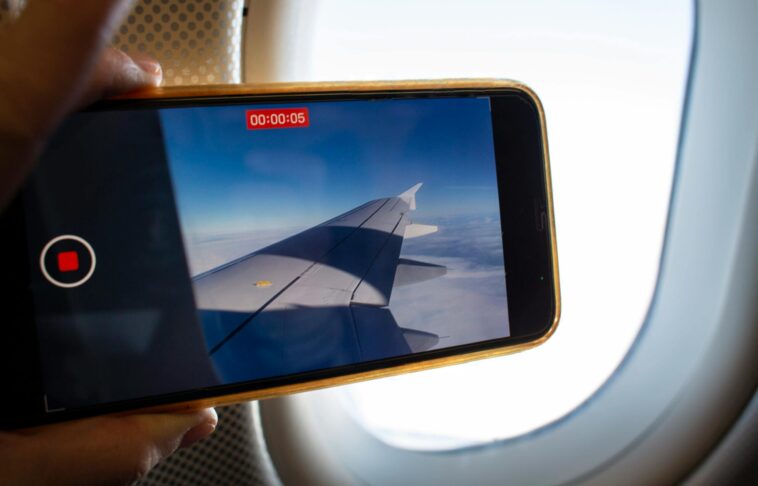 say-goodbye-to-viral-plane-meltdowns?-major-airline-changes-fine-print-on-cell-phone-use