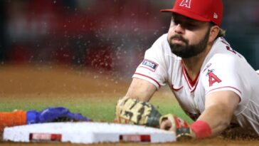 ronny-mauricio-fractures-left-thumb-and-is-headed-to-the-il