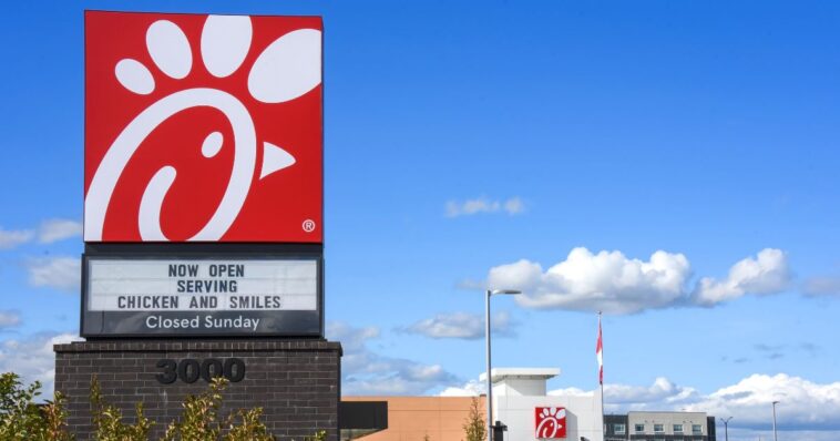 former-chick-fil-a-worker-charged:-how-police-say-he-turned-mac-and-cheese-into-$80k-payday