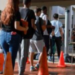 school-officer-stops-armed-teenager-before-he-enters-building
