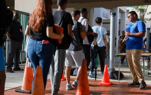 school-officer-stops-armed-teenager-before-he-enters-building