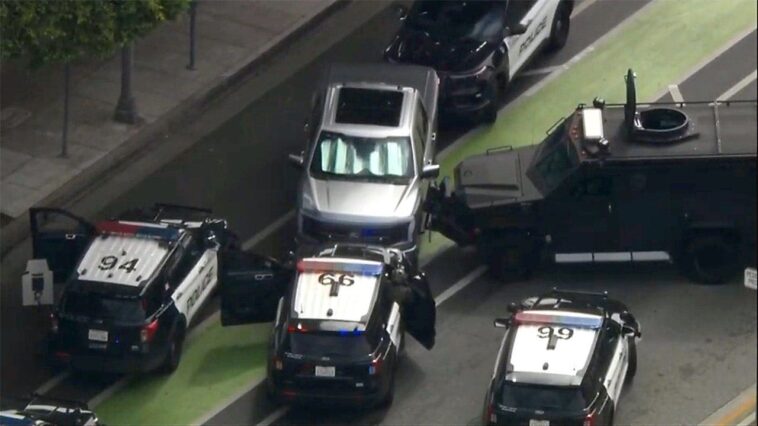 rideshare-passenger-held-hostage-for-eight-hours-during-armed-standoff-with-police-in-swanky-neighborhood