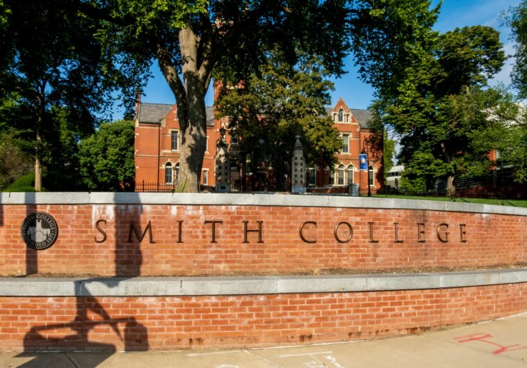 top-women’s-college-admitted-gender-confused-men-now-the-feds-are-involved.