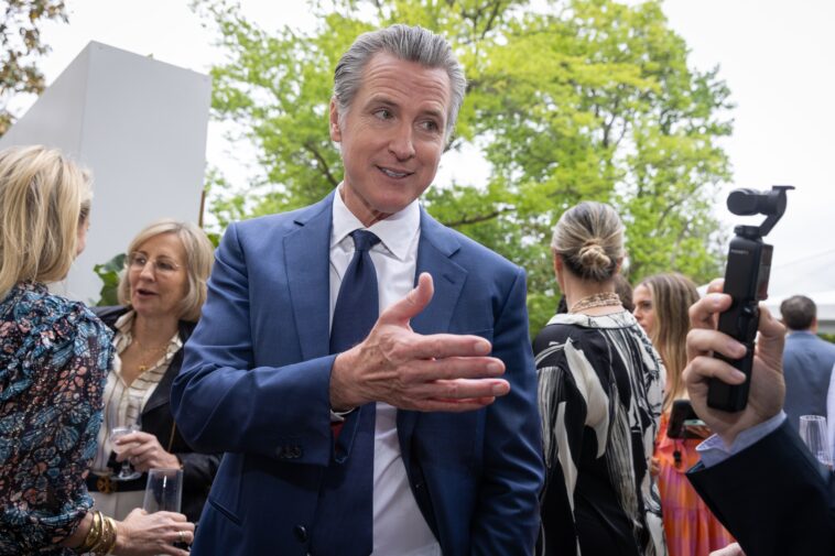 california-governor’s-race-on-a-knife-edge-as-dark-horse-surges-and-ballots-hit-mailboxes