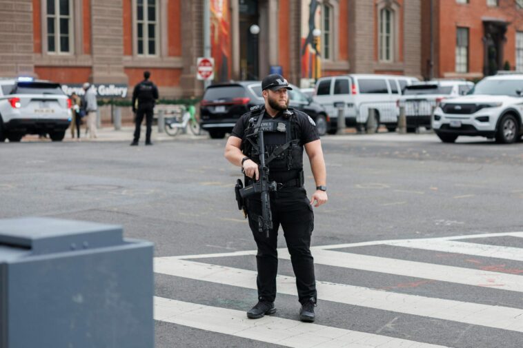 bullets-fly-near-white-house-as-secret-service-locks-everything-down
