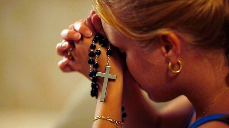gen-z-flocking-to-catholic-churches-in-nyc-for-youth-groups,-social-events-amid-conversion-boom