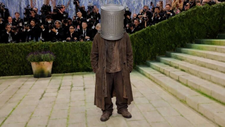 hobo-with-garbage-can-stuck-on-his-head-mistaken-for-met-gala-attendee