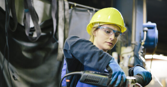 us.-businesses-add-109,000-workers-to-payrolls,-adp-says