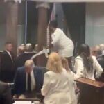 watch:-tennessee-democrat-state-senator-stands-on-desk,-fights-with-sergeant-at-arms-after-republicans-pass-new-congressional-map-eliminating-dem-district