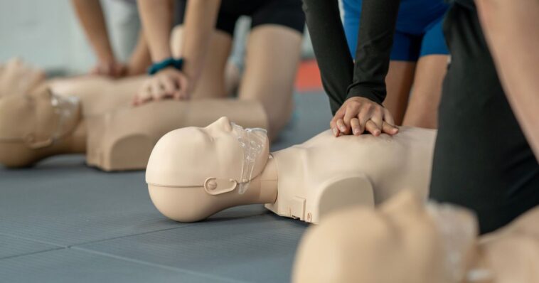 emt-students-snap-into-action-when-they-realize-instructor-isn’t-acting-during-training-exercise:-‘ok,-this-is-real’