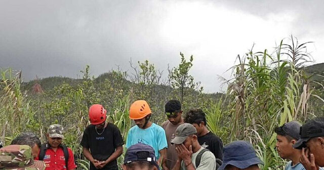 video:-at-least-3-tourists-killed-by-volcano-eruption-on-indonesian-island-after-ignoring-hiking-ban
