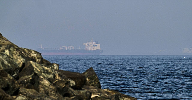 uae-slips-oil-tankers-through-strait-of-hormuz-with-‘shadow-fleet’-tactics