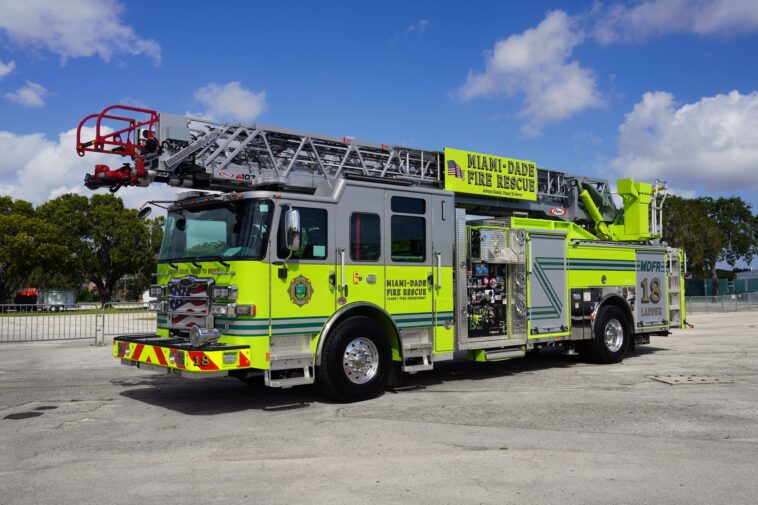 popular-miami-tourist-attraction-rocked-by-apparent-boat-explosion,-15-people-rushed-to-hospital