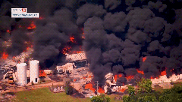 shocking-video-shows-giant-black-plume-of-smoke-rising-from-tennessee-plastic-recycling-facility-fire