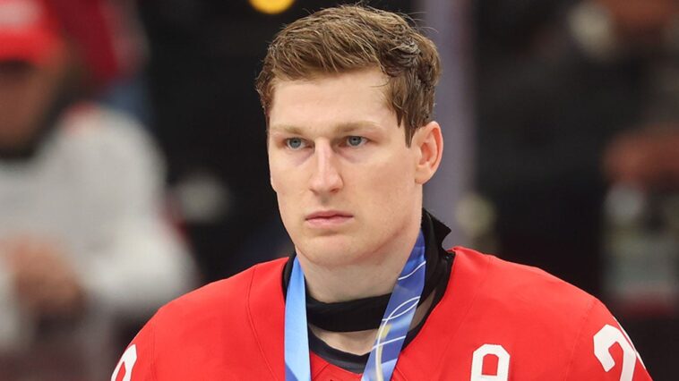 is-avalanche-star-nathan-mackinnon-a-psychopath-for-wearing-flippers-and-goggles-in-the-hotel-pool?
