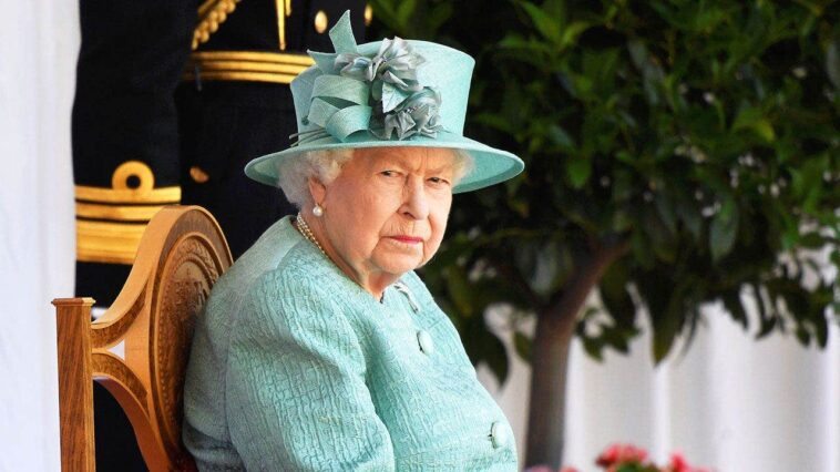 queen-elizabeth’s-icy-‘look’-left-even-prime-ministers-terrified,-royal-author-claims