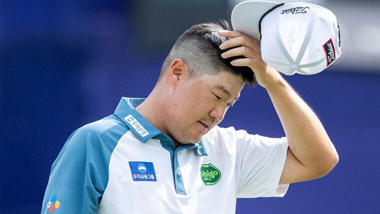 sungjae-im-hits-truly-bizarre-bunker-shot-that-ricochets-off-grandstand-only-to-end-up-back-at-his-feet