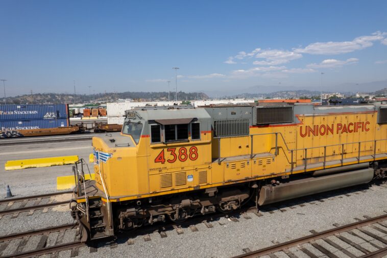6-people-found-dead-inside-texas-railroad-boxcar