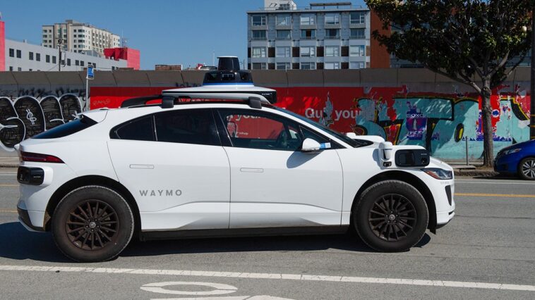 robotaxi-drives-off-from-airport-with-passenger’s-suitcase