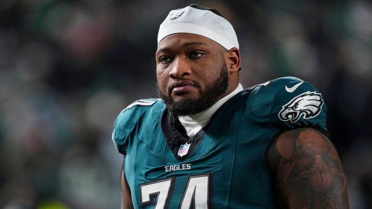 eagles-super-bowl-champion-accused-of-kicking-out-pregnant-ex-girlfriend,-seeking-women-on-dating-app
